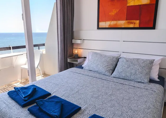 Finikoudes Seaview Vibe 1 Bdr Flat アパート *